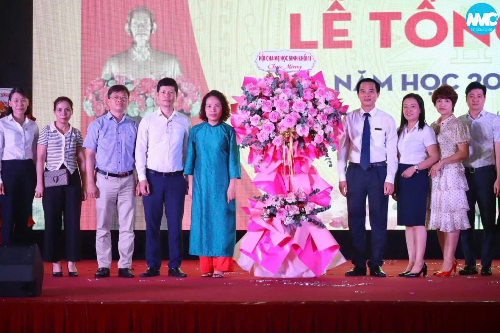 Nhấn để phóng to